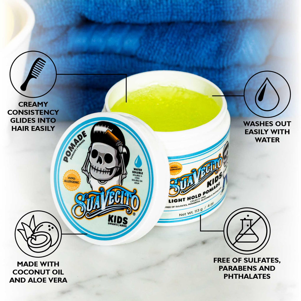 Textura ligera de Suavecito Kid’s Pomade para fijación natural.