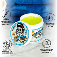 Textura ligera de Suavecito Kid’s Pomade para fijación natural.