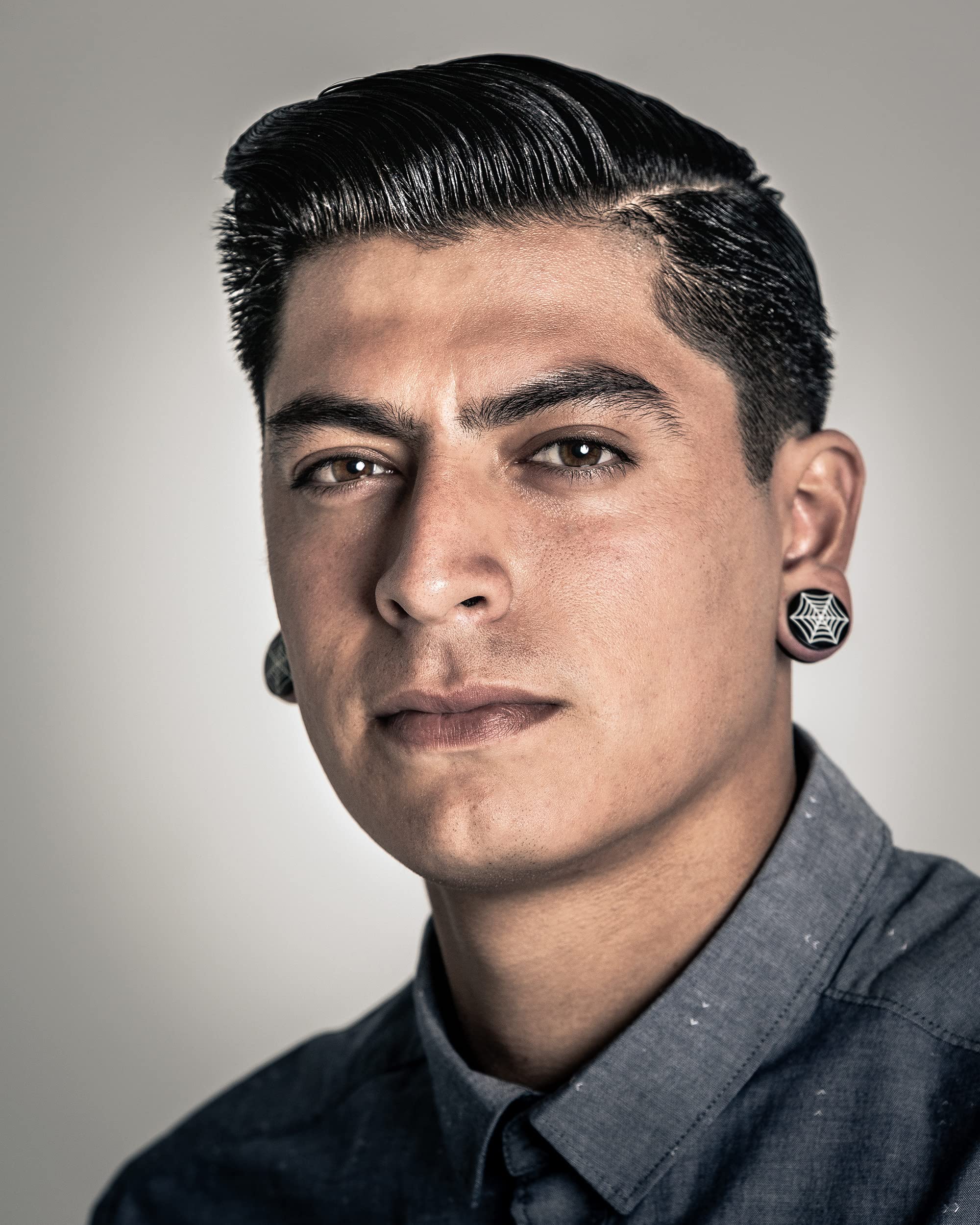 Estilo pompadour con fijación controlada y brillo definido
