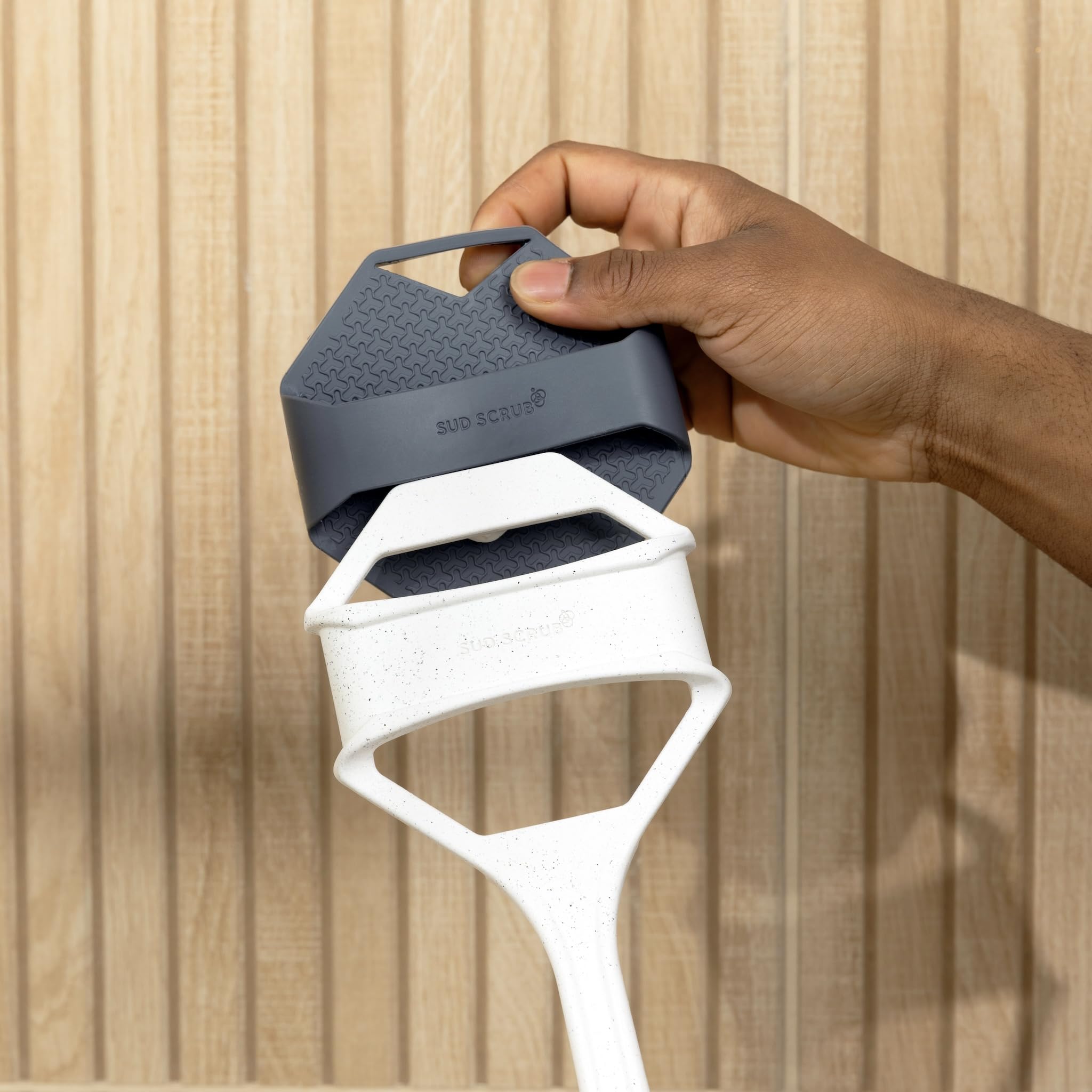 Sud Scrub extender handle in shower scene highlighting back cleaning reach.