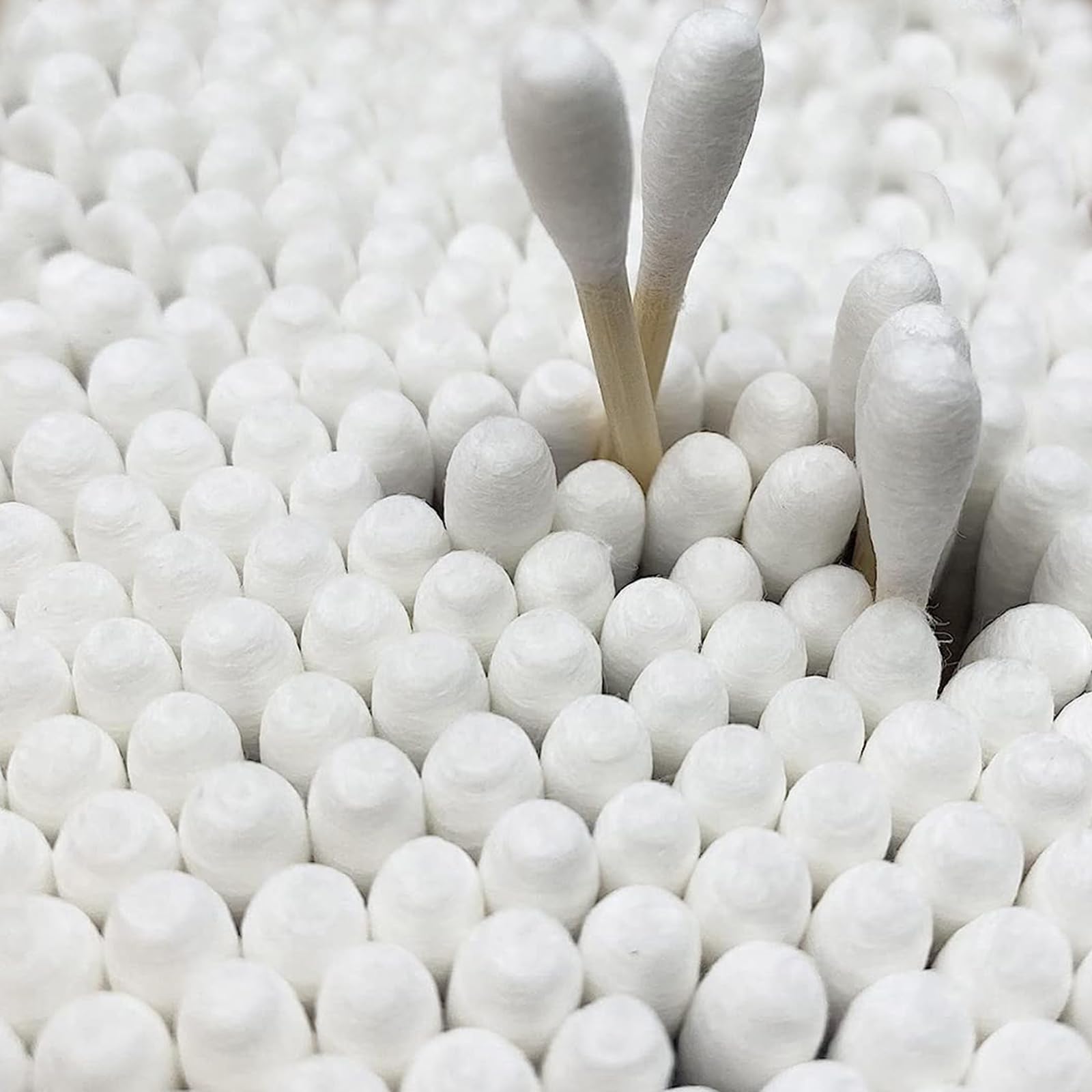 SUIZWMOU swabs with soft cotton tips offering comfortable daily use.