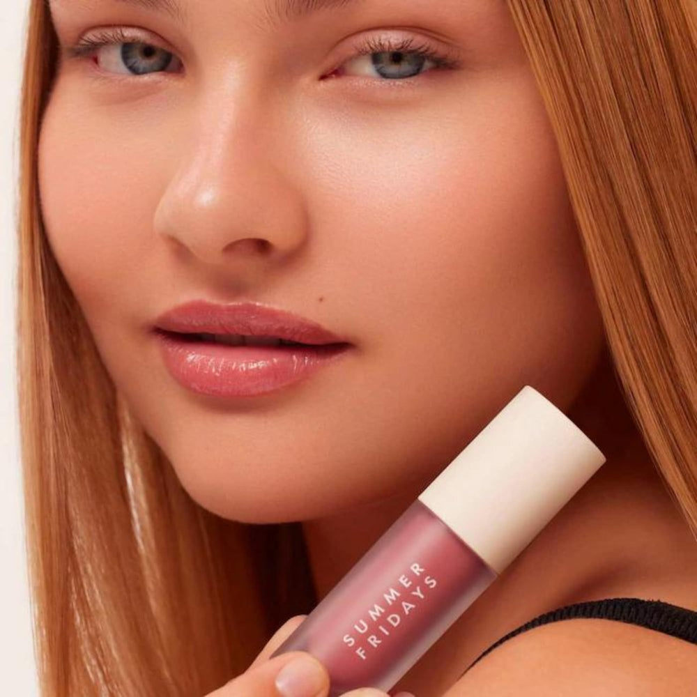 Summer Fridays Dream Lip Oil texture shown as non-sticky and silky.