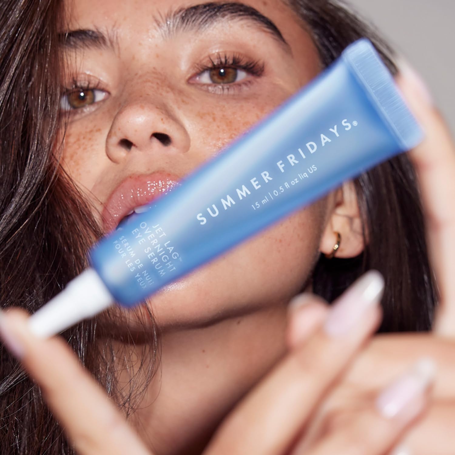 Jet Lag serum leaves a subtle glow on the skin after use.
