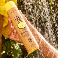 Acondicionador Revitalizante de Sun Bum, tacto sedoso y fácil de peinar.