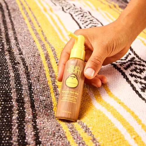 Sun Bum spray capilar en acción, aplicación rápida.