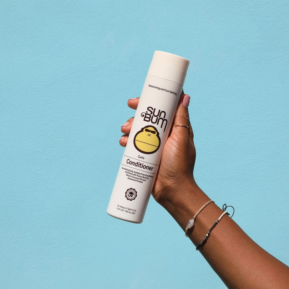 Sun Bum Curls Acondicionador, aplicación suave en rizos para brillo natural.