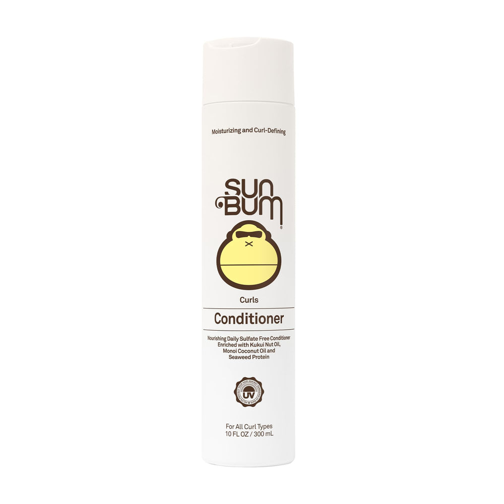Sun Bum Curls Acondicionador en botella, ofrece hidratación para rizos definidos.