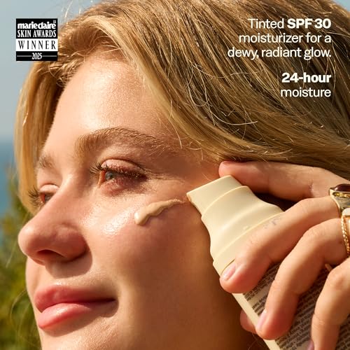 Sun Bum Daily Glow bottle cap close-up highlights a compact, travel-friendly sunscreen.