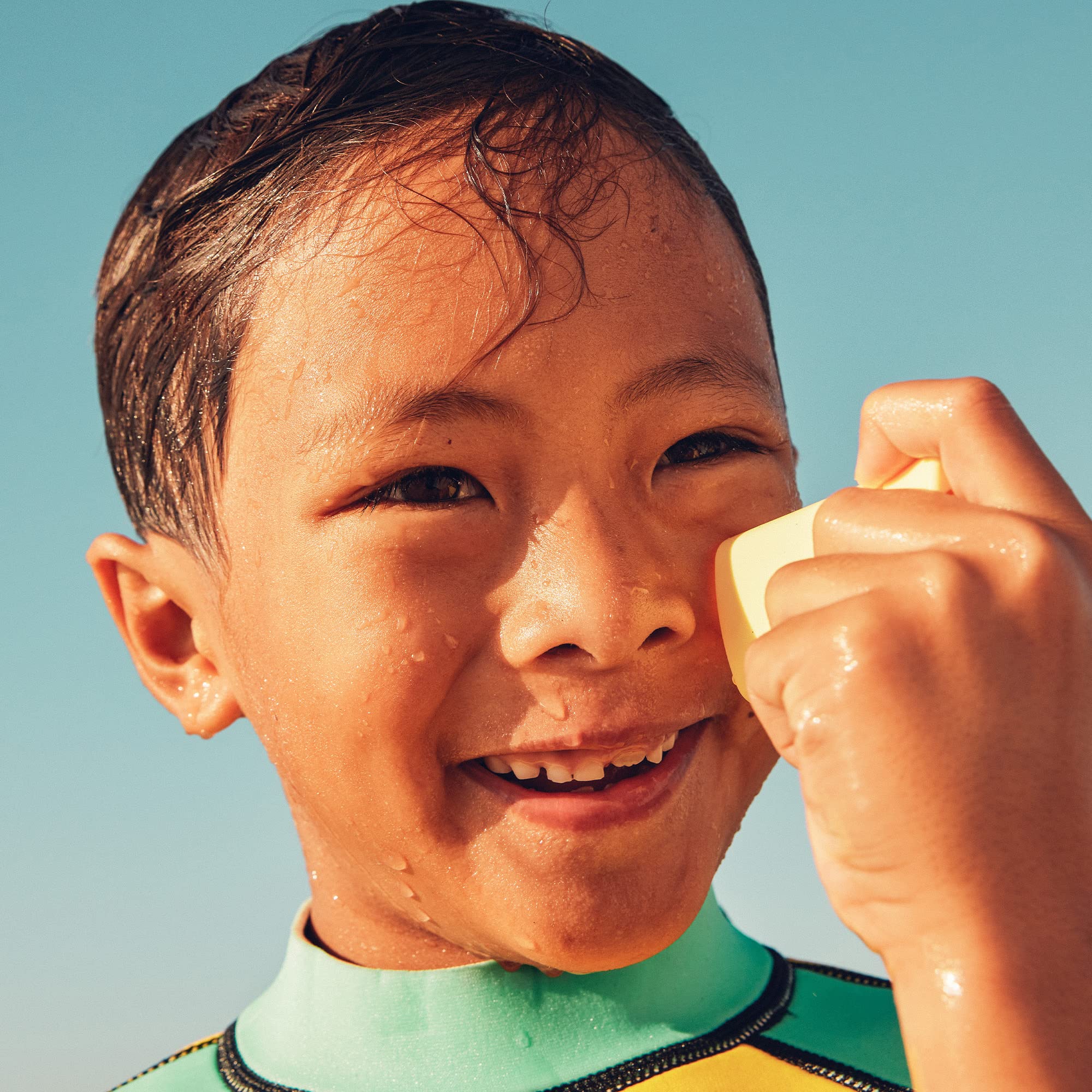 Barra solar con vitamina E para la piel infantil.