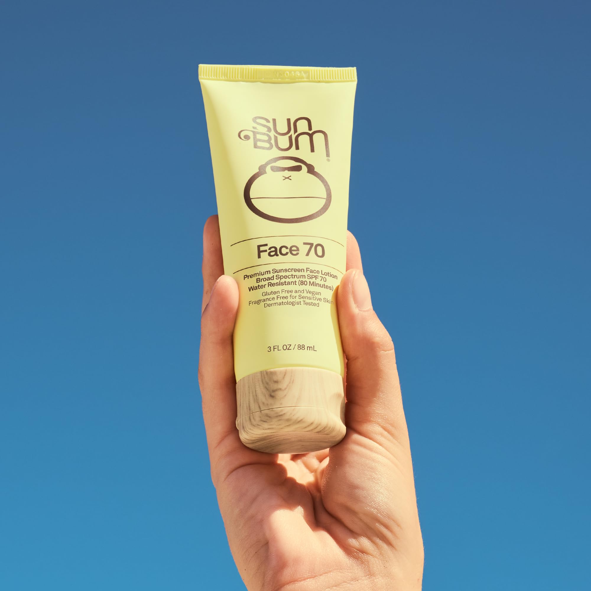 Textura de crema Sun Bum SPF70 aplicada en la piel para hidratación suave