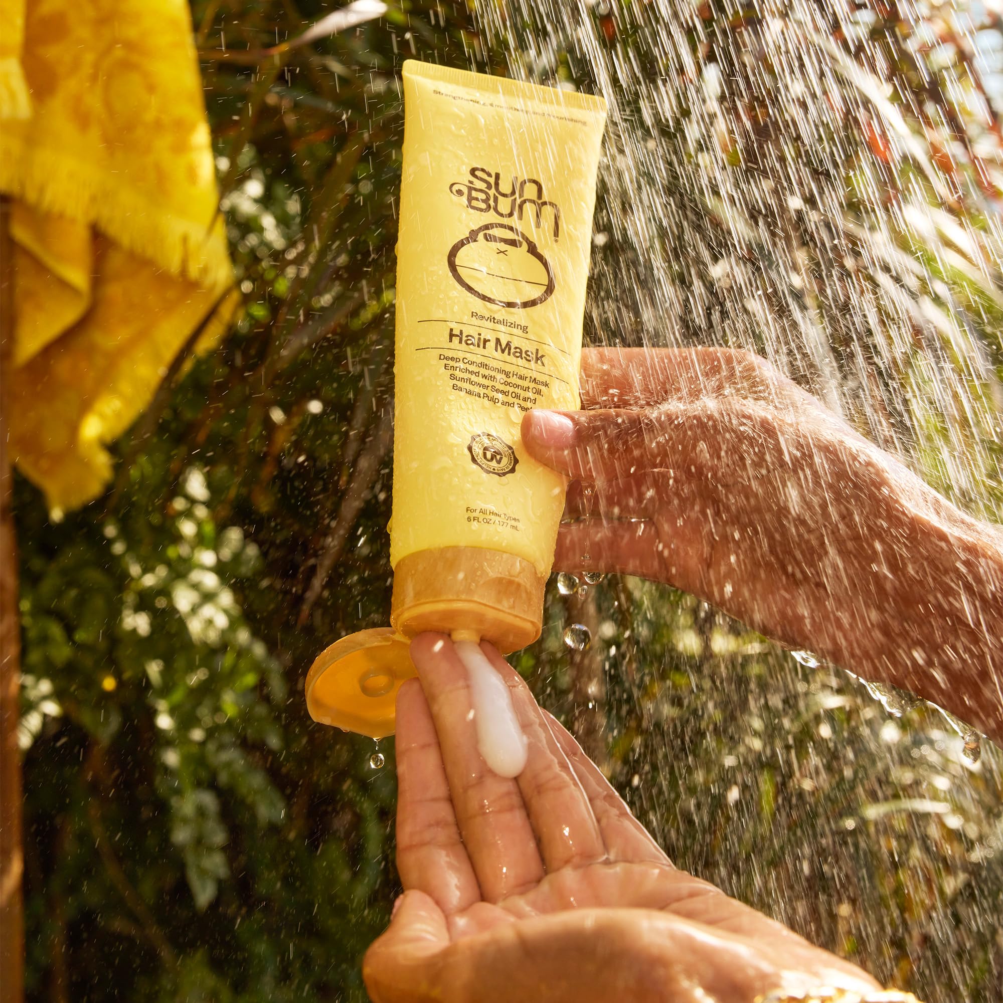 Sun Bum textura cremosa que facilita distribuir la mascarilla por todo el cabello.