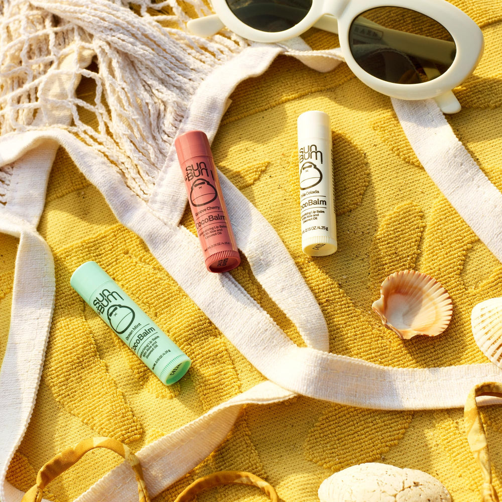 Sun Bum Cocobalm Piña Colada, sabor refrescante para labios suaves.