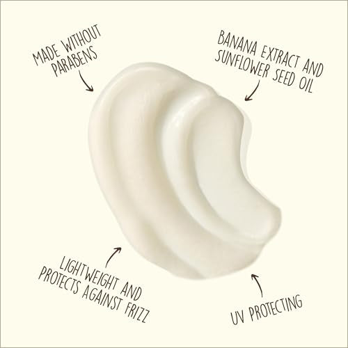 Sun Bum crema secado al aire, enfoque en la textura natural del cabello.