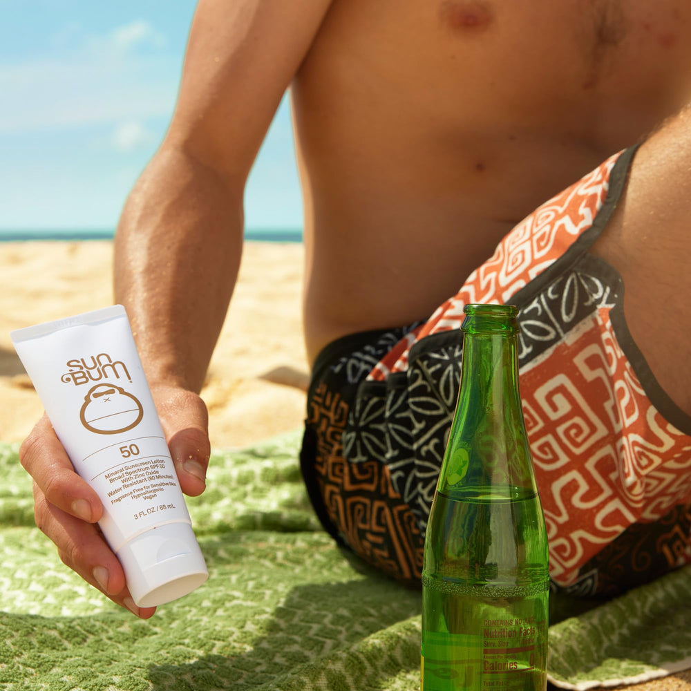 Sun Bum Mineral SPF 50 se aplica rápido 15 minutos antes de salir al sol.