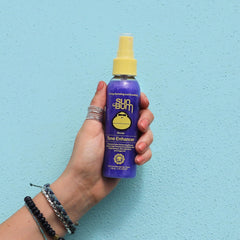 Sun Bum tono rubio: rociado directo en cabello para neutralizar tonos cálidos.