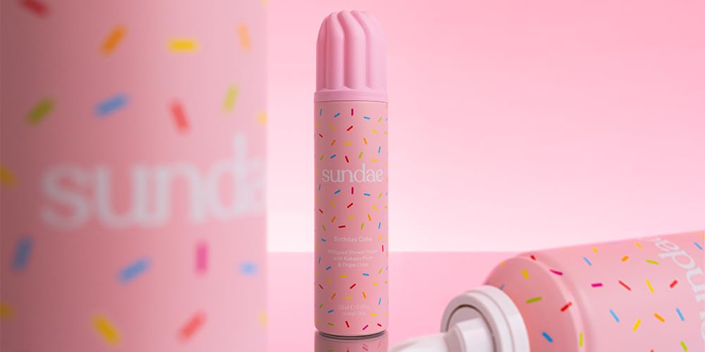 Sundae espuma de ducha batida: enfoque en la textura cremosa para una experiencia suave.