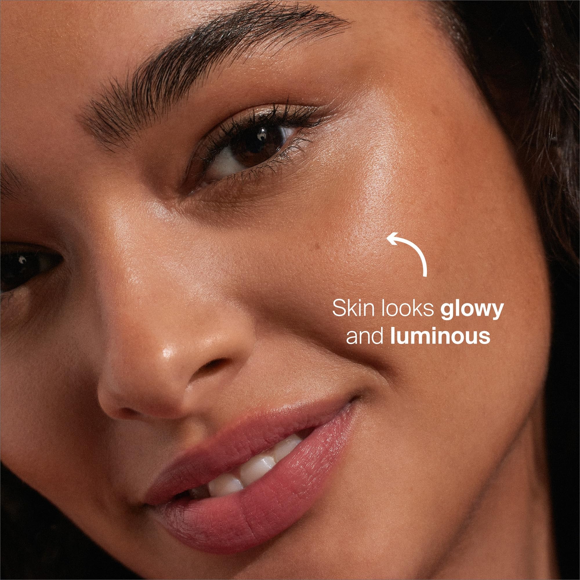 Vitamin B5 and niacinamide support supple skin in Glowscreen Sunset.