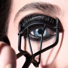 Surratt Relevee Lash Curler hand grip demonstrates comfortable use and precise control