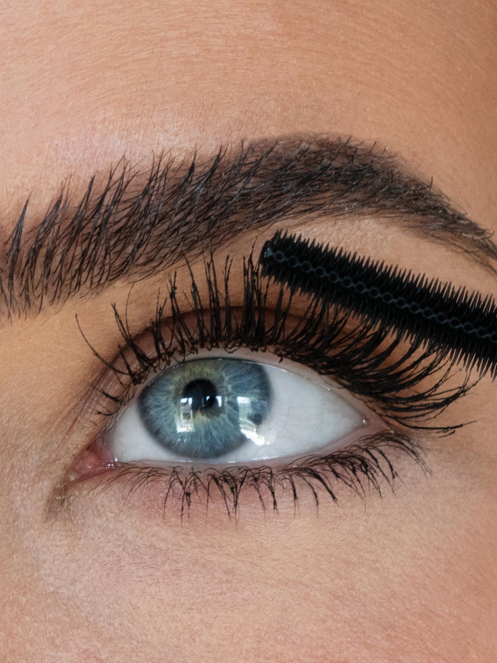 Sweed Cloud Mascara brush close-up for precise lash separation.