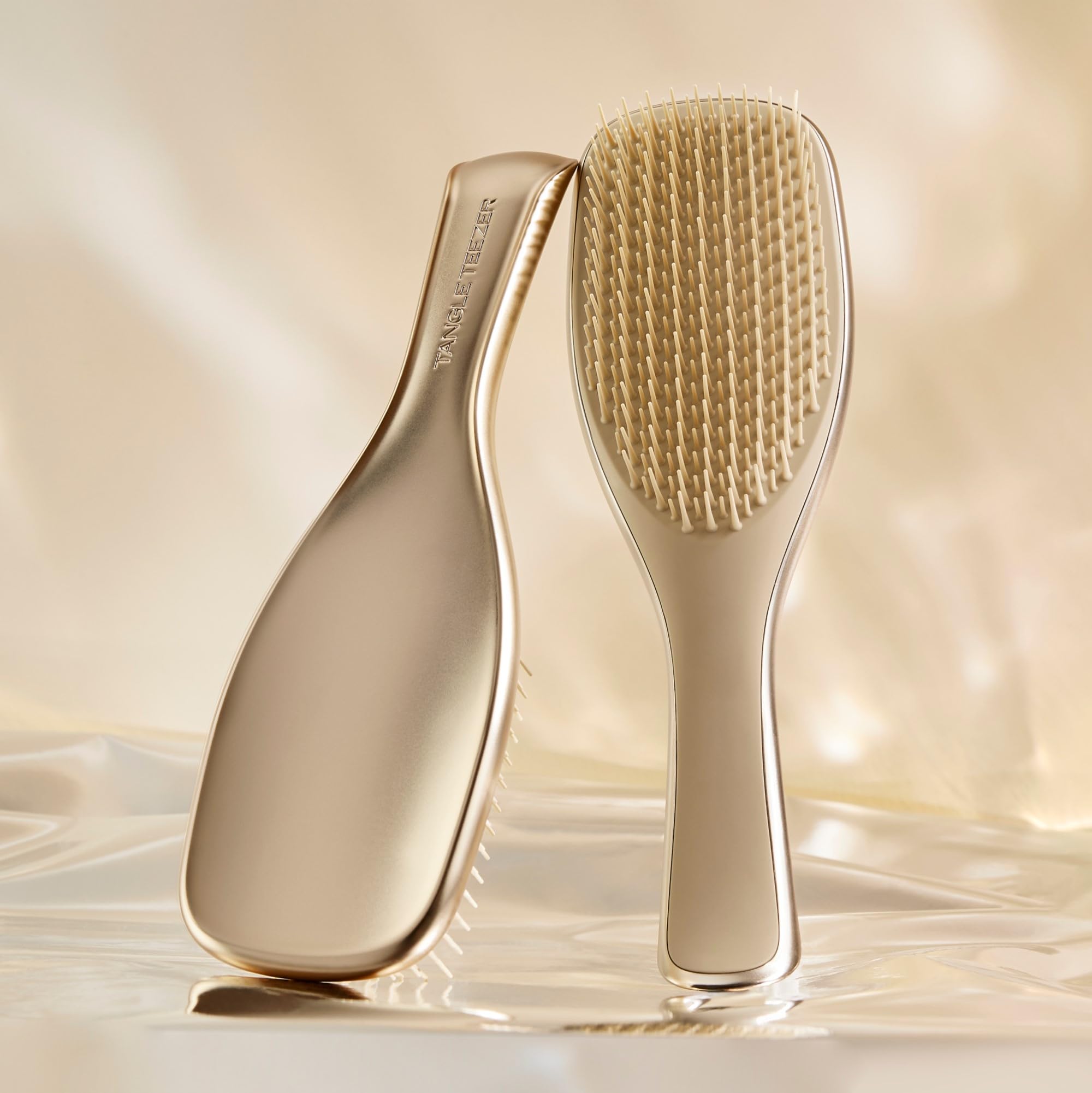 Chrome finish detangler reduces tugging while detangling straight to curly hair.