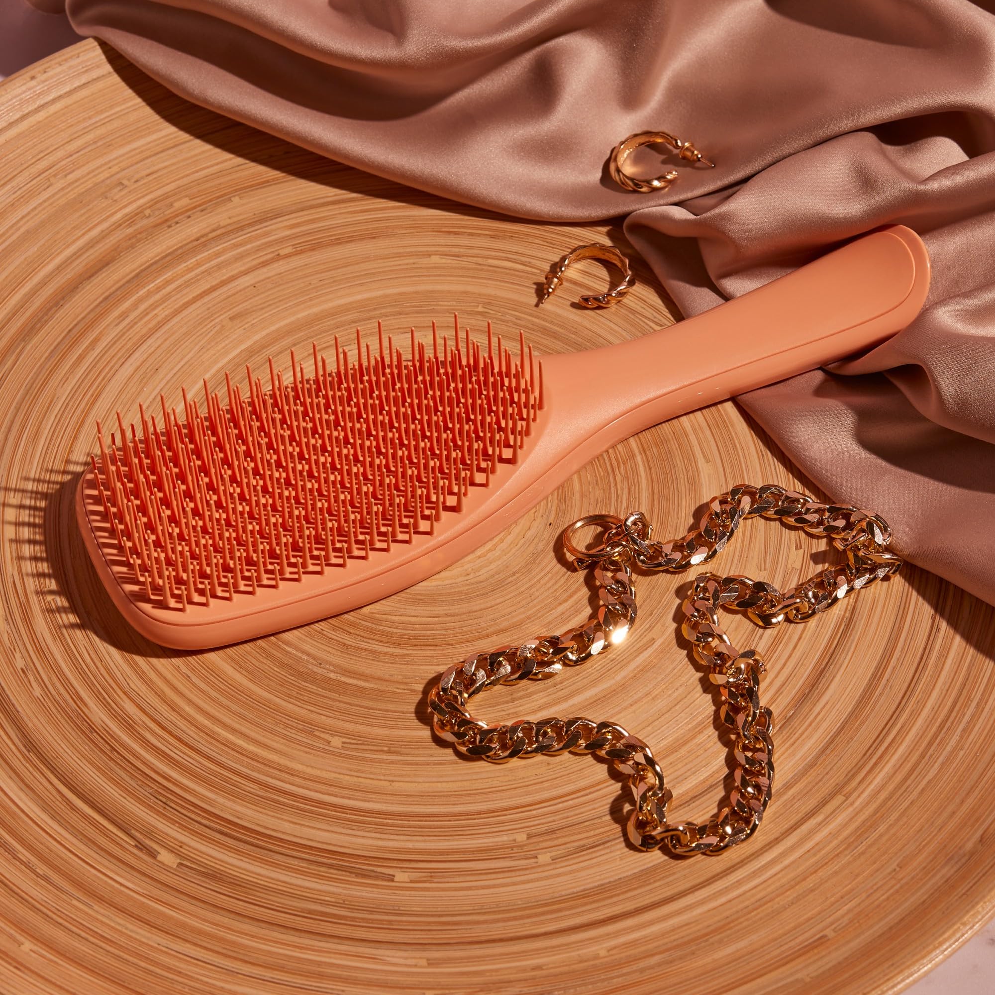 Gentle scalp-friendly detangling for men and women
