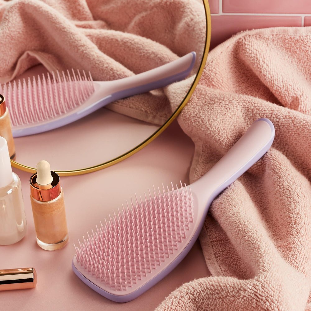 Shower-ready detangler for conditioning distribution