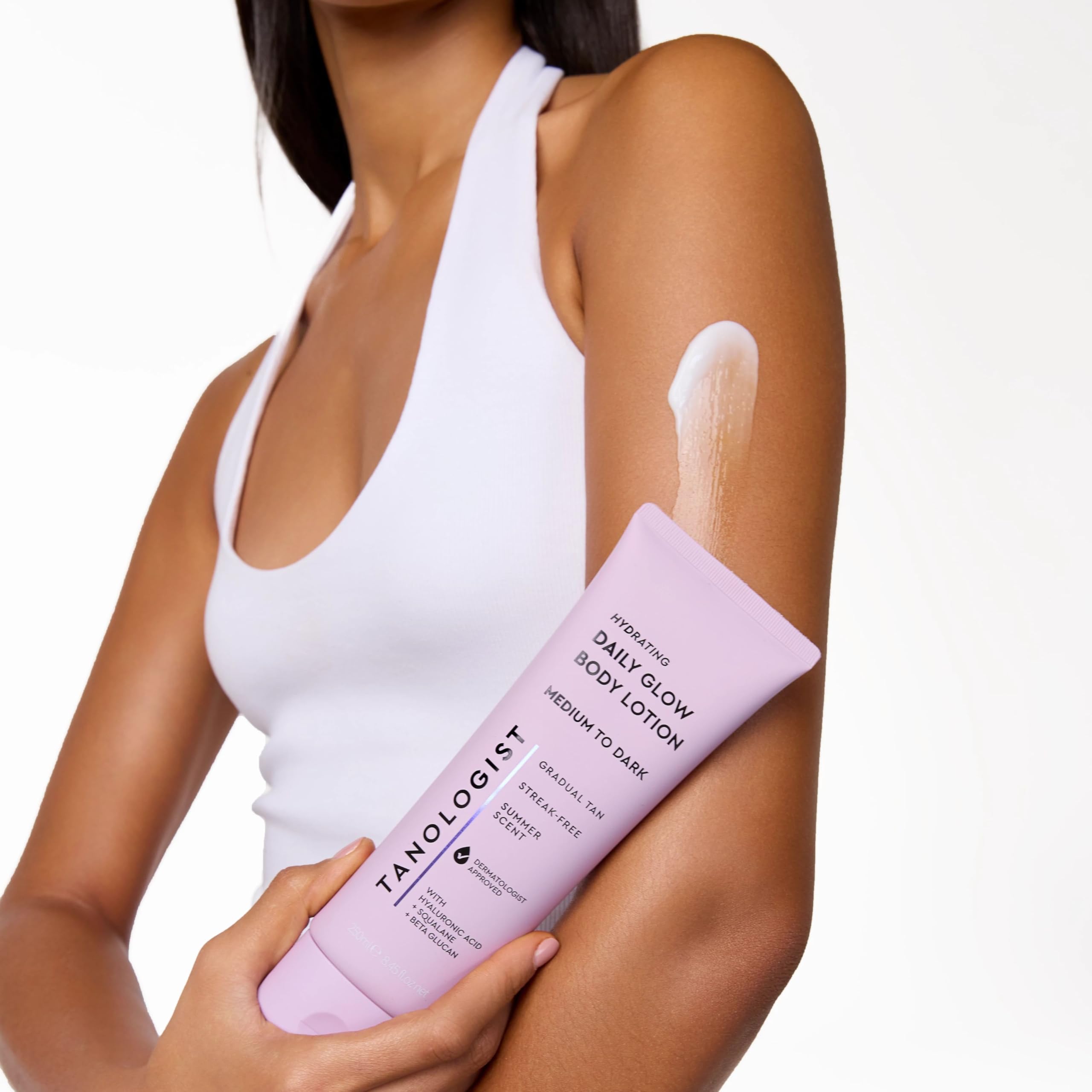 Tanologist acabado dorado y natural sin manchas para un bronceado suave.