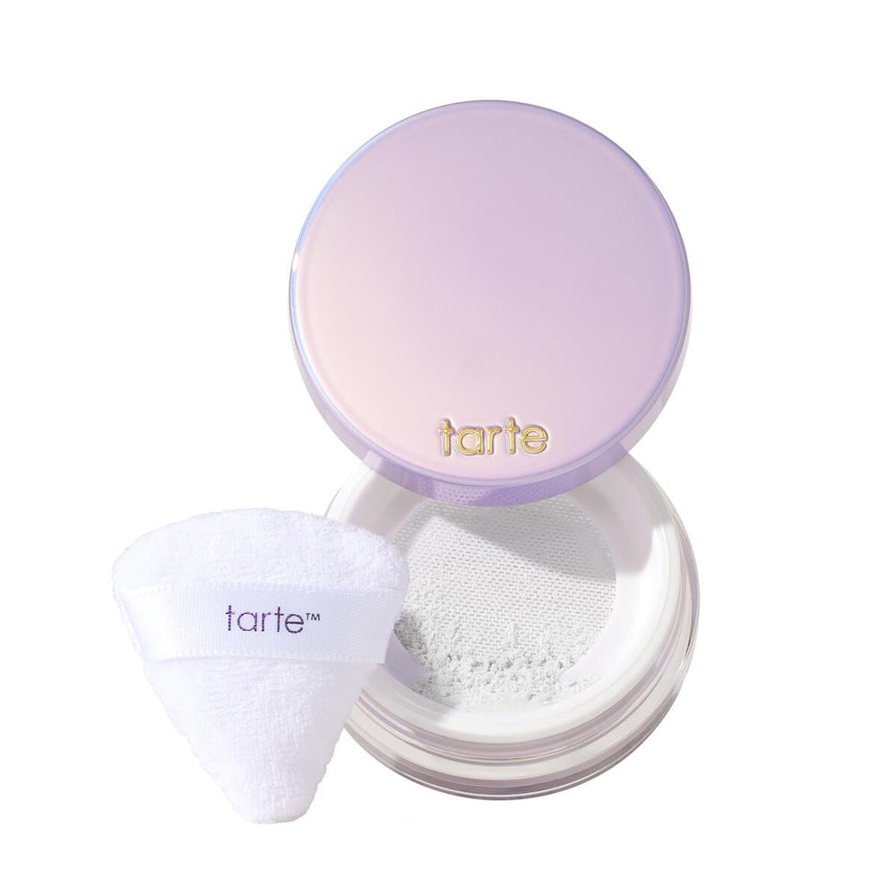 Tarte Creaseless Polvo Suelto con puff para aplicación precisa y uniforme.