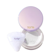 Tarte Creaseless Polvo Suelto con puff para aplicación precisa y uniforme.