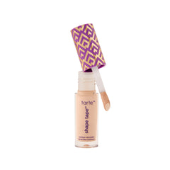 Tarte Shape Tape Concealer con aplicador jumbo para aplicación rápida y precisa.