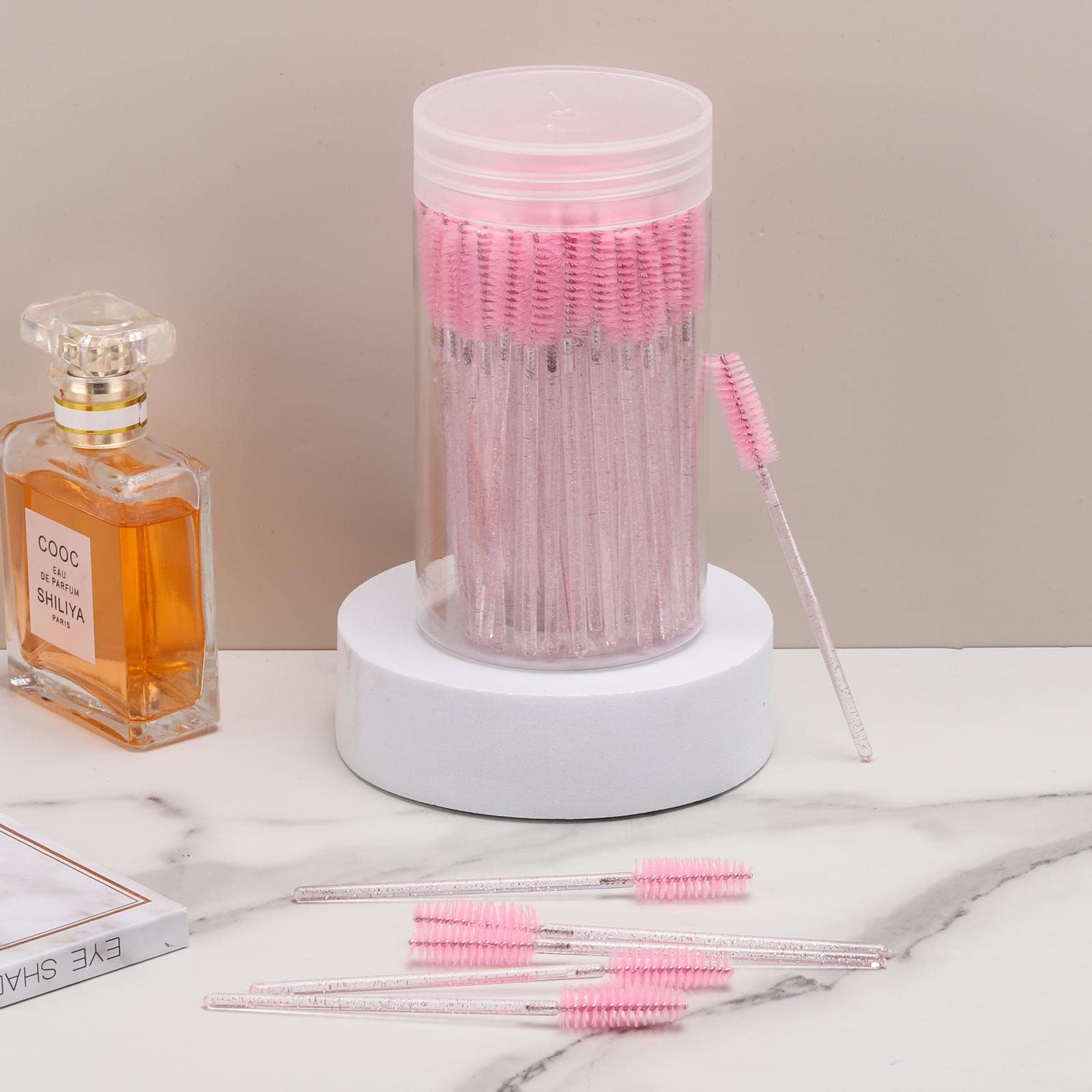 Tbestmax clump-separator tool aids clean mascara application and lash separation.