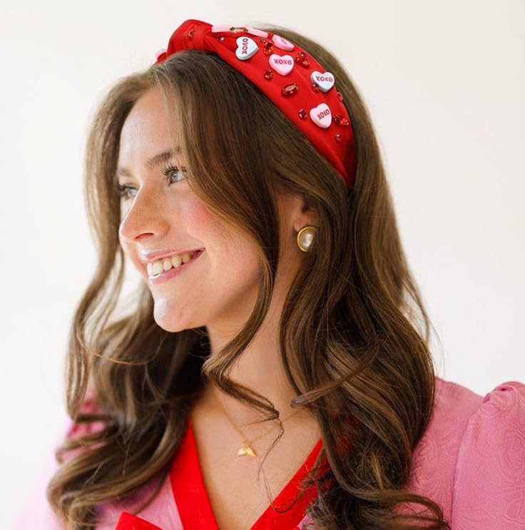 Diadema TEBIEKOY con gema rosa que añade un toque romántico.