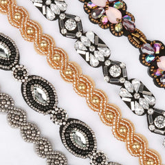 Diadema elástica de Teenitor con detalle de cristales para realzar cualquier peinado.