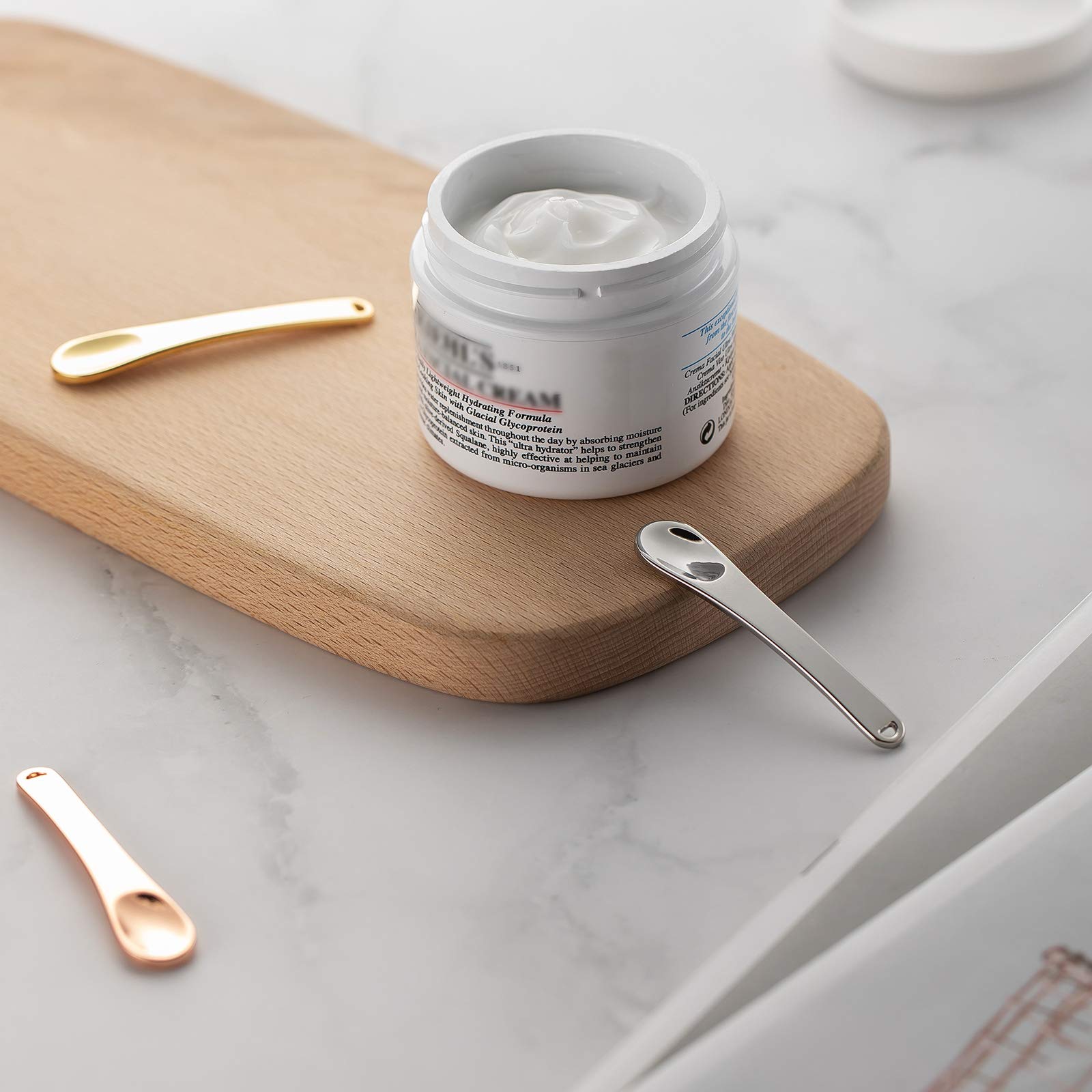 Tekson flat-surface spatula spreads cream evenly without scratching skin.