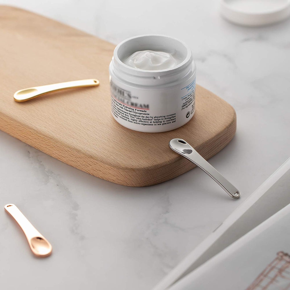Tekson flat-surface spatula spreads cream evenly without scratching skin.