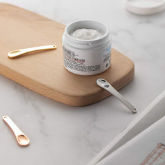 Tekson flat-surface spatula spreads cream evenly without scratching skin.