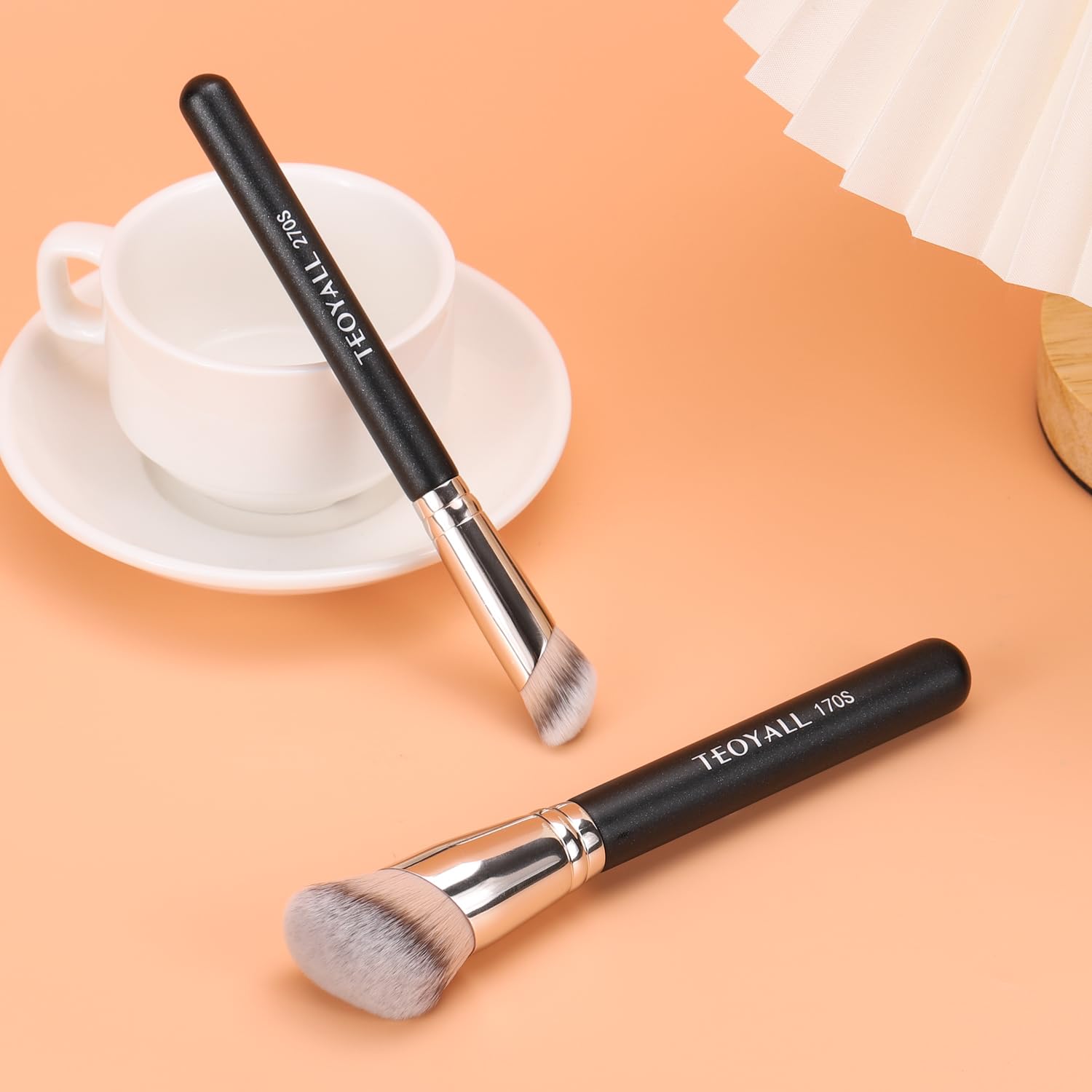 TEOYALL dual-use brush highlights compatibility with multiple textures (liquid, cream, powder).