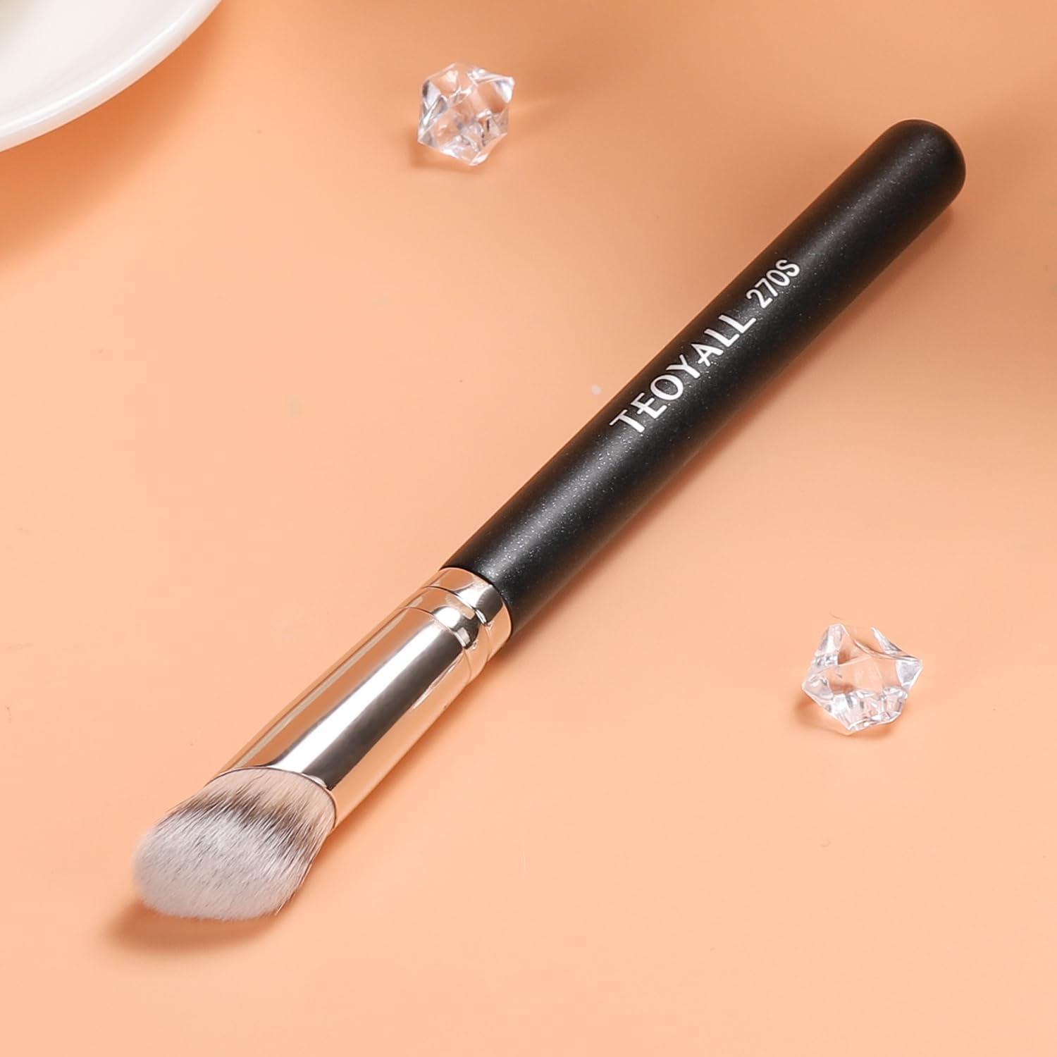 TEOYALL versatile brush works with liquid, cream, and powder products