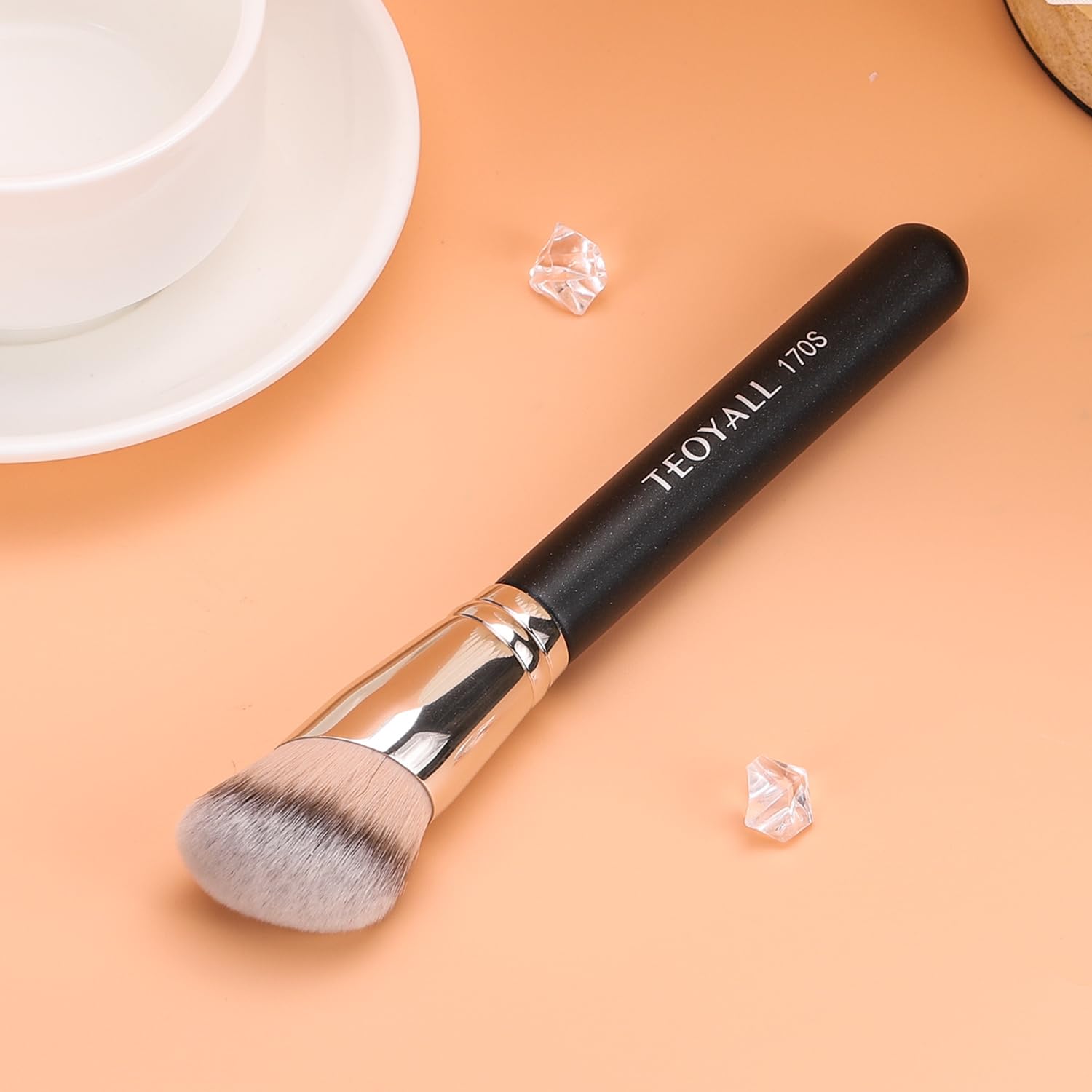 TEOYALL multi purpose brush works with liquids creams and powders
