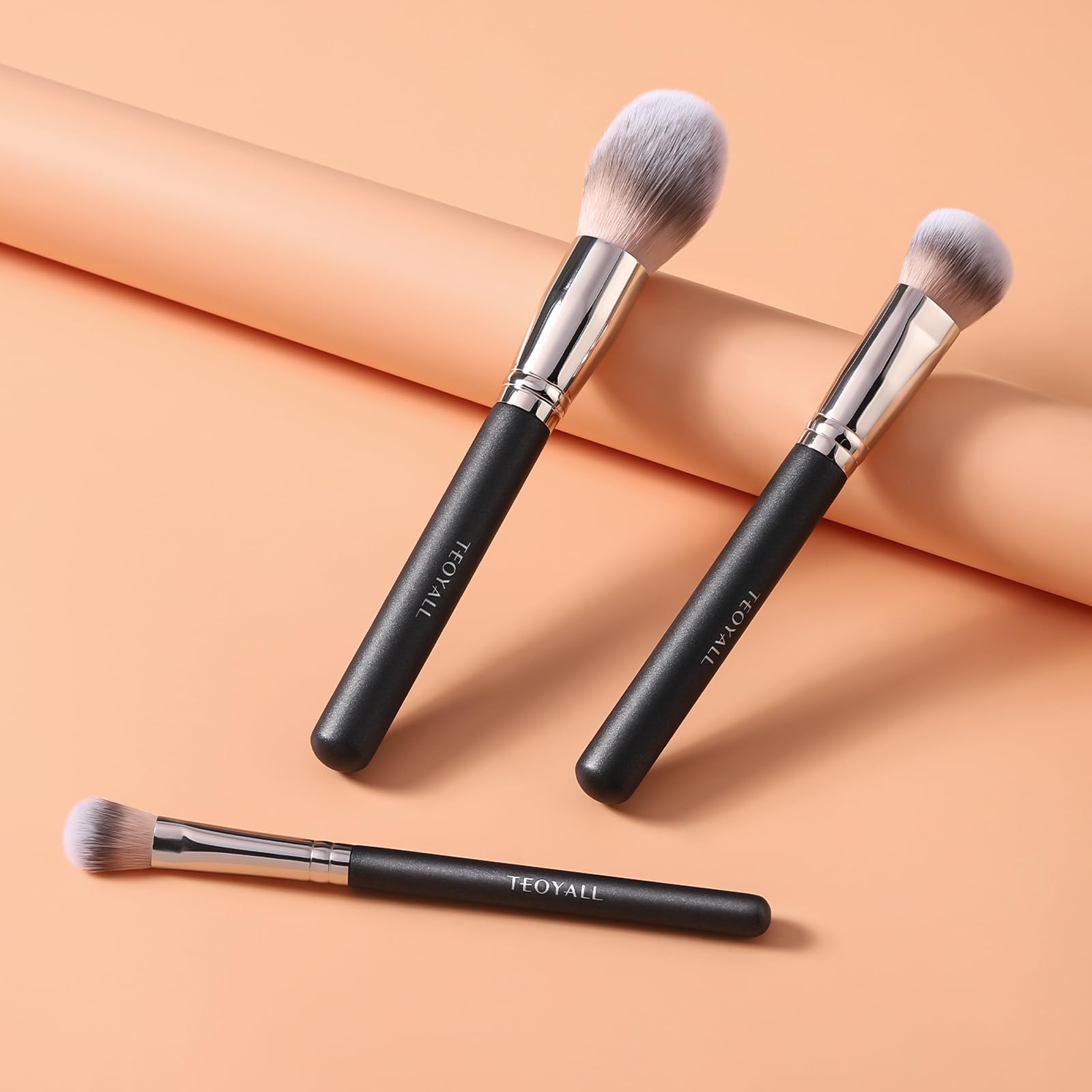 TEOYALL Plush bristles glide gently for all formulas from powder to cream.