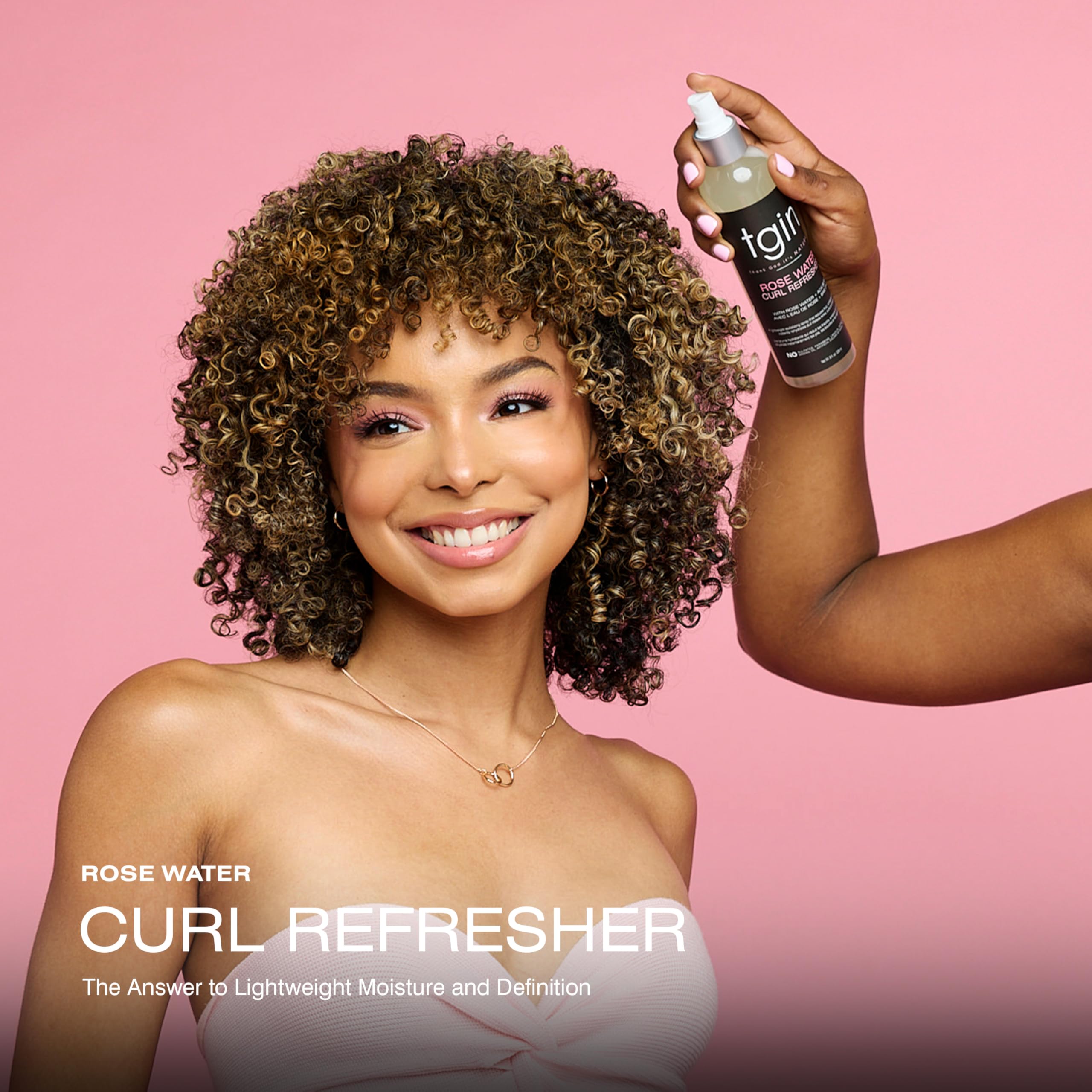 aplicación suave del refrescador en rizos con efecto definidor