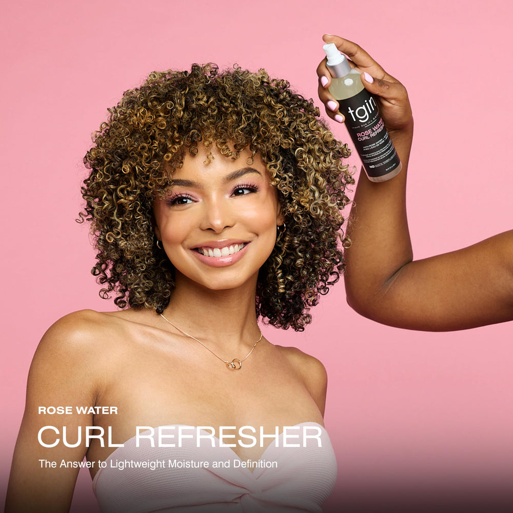 aplicación suave del refrescador en rizos con efecto definidor