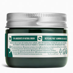 Textura cremosa del hidratante The Body Shop, uso diario.