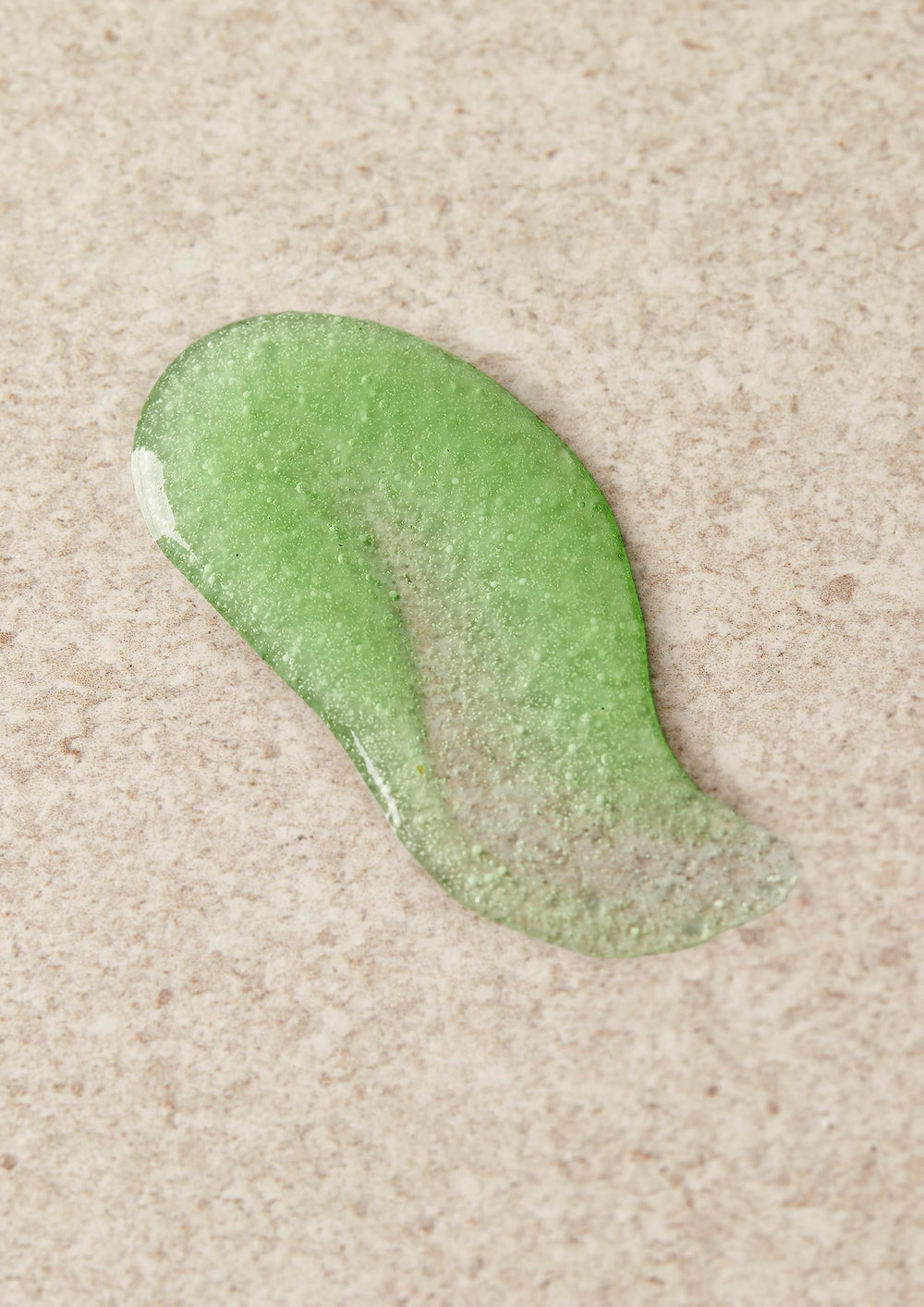 The Body Shop exfoliante de árbol de té: textura gel suave visible en primer plano.