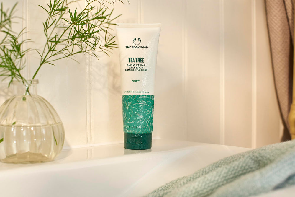 The Body Shop exfoliante de árbol de té: aplicación en mano para rutina diaria.