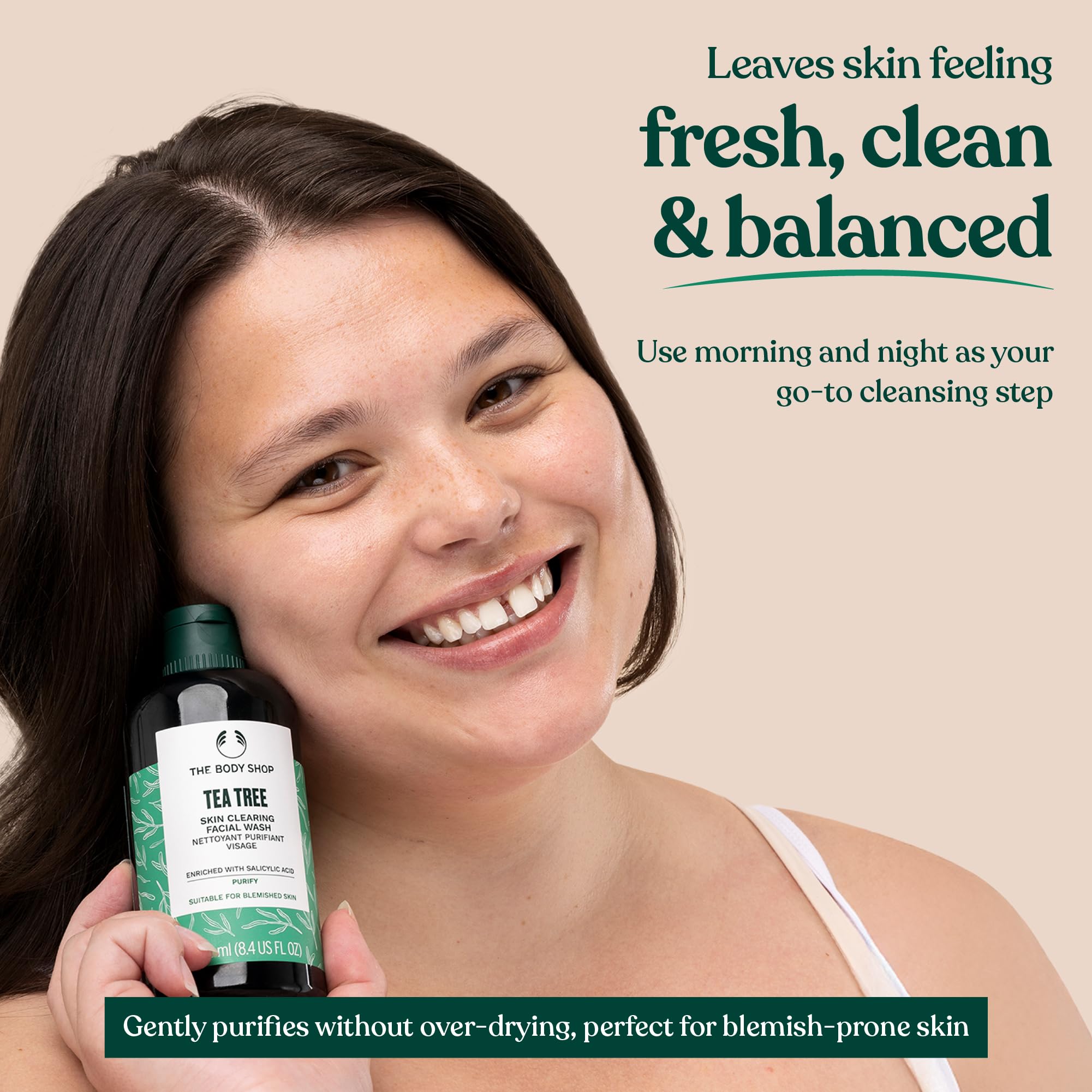 Enfoque en el envase del Tea Tree Skin Clearing Facial Wash de The Body Shop.