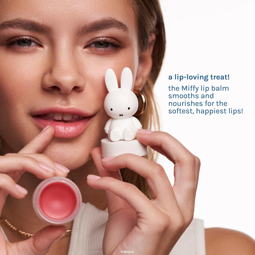 The Crème Shop Miffy bálsamo labial con ácido hialurónico y murumuru para hidratación.