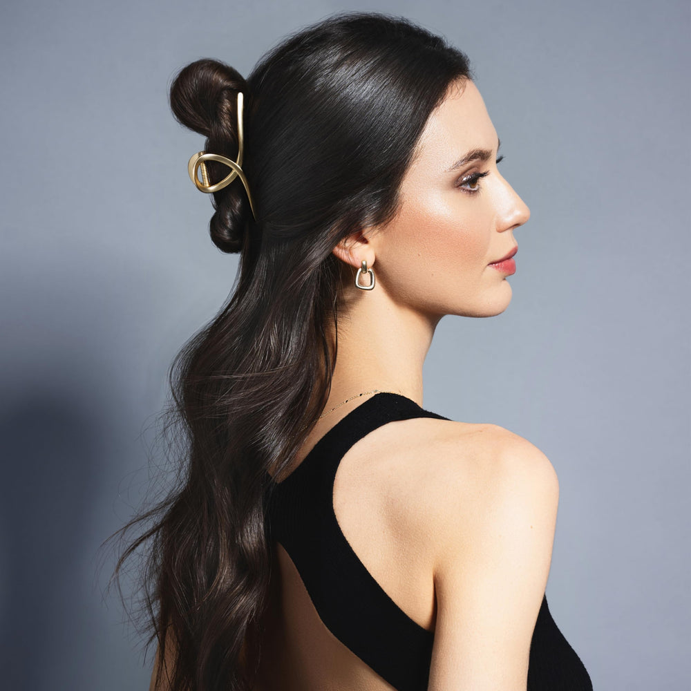 The Hair Edit Giro Francés, dorado suave, añade lujo sin complicaciones al peinado.