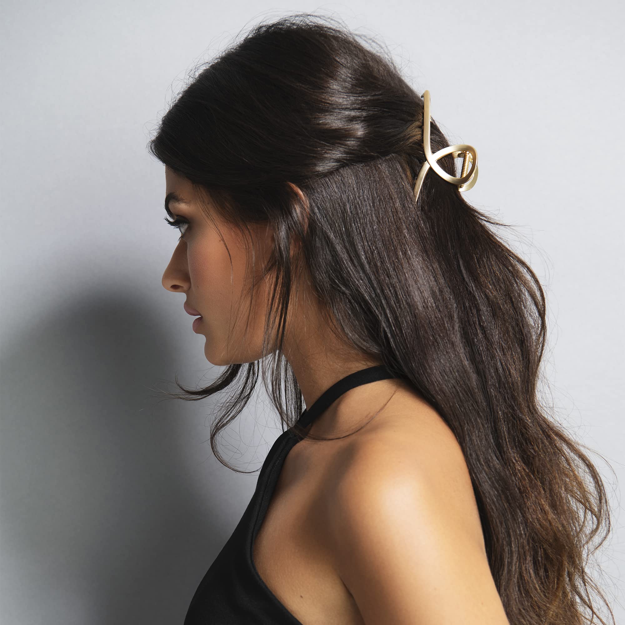 The Hair Edit Giro Francés, detalle dorado, mantiene peinados en su lugar todo el día.