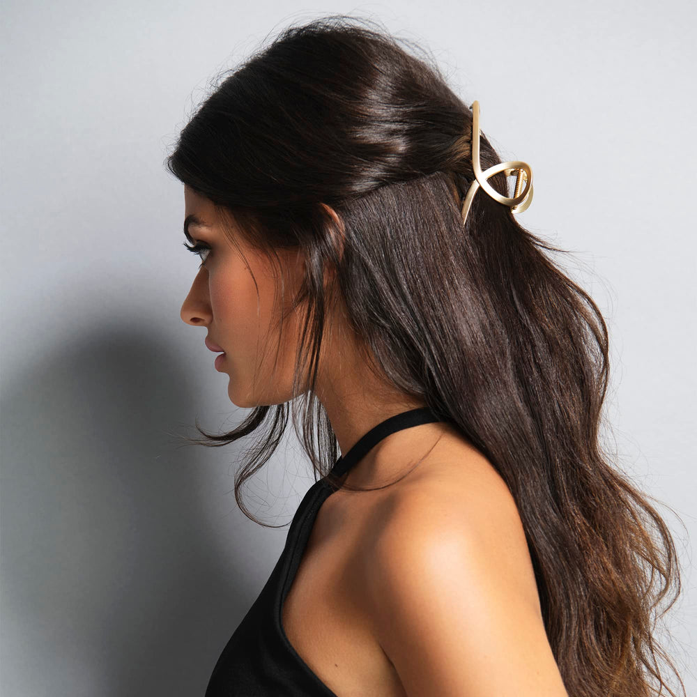 The Hair Edit Giro Francés, detalle dorado, mantiene peinados en su lugar todo el día.